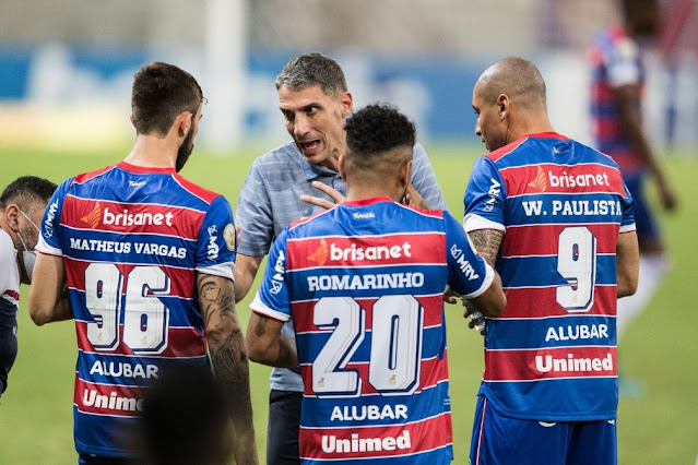 Vojvoda conversando com seus jogadores