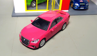 Kyosho Toyota Crown pink