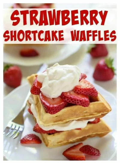 3. Waffle khas Strawberry Shortcake, lengkap dengan maple whipped cream