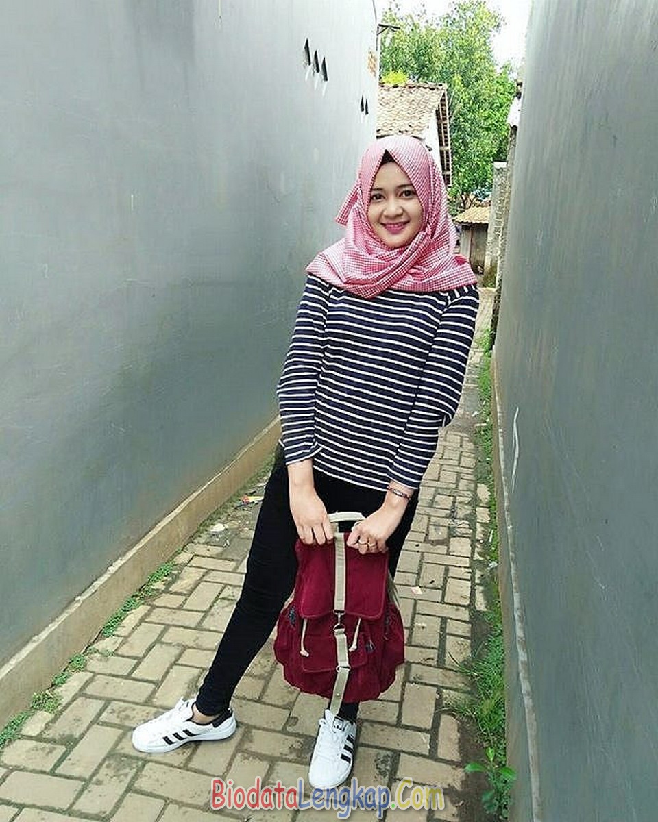 42 Foto Cewek Cantik Berjilbab Pas Banget Di Jadiin Istri