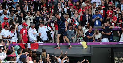 Murray provided the Wimbledon crowd with some exhibition celebrating  Read more: http://www.dailymail.co.uk/sport/olympics/article-2183996/Andy-Murray-beats-Roger-Federer-win-gold--London-2012-Olympics.html#ixzz22l335jpY