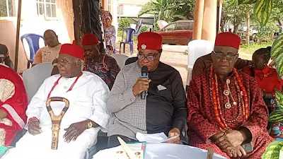 The keynote speaker, Dr. Nwachukwu Anakwenze flanked by Traditional Ruler of Abagana, Igwe Patrick Mbamalu (left) and Traditional Ruler of Ifite Dunu, Igwe Chukwuemeka Ilouno at the Cultural Festival Organised by NUJ Anambra State Council and Kasie Communications