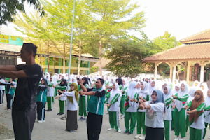 Senam Pagi Sehat Bersama Guru dan Siswa SMK Maarif NU 1 Wangon di Bawah Bimbingan Guru Olahraga Feri Budiman