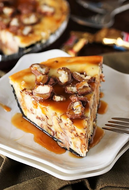 re surrounded past times creamy cheesecake inward this scrumptious  Twix Cheesecake Pie