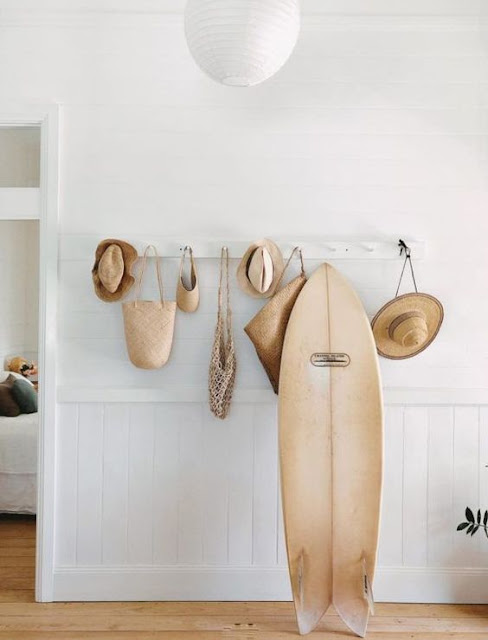 Les planches de surf à l'intérieur pour un air de vacances