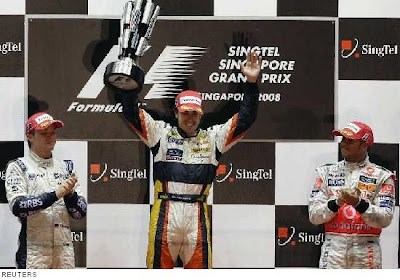 Singapur.- El piloto español Fernando Alonso (c), de la escudería Renault, ganó el Gran Premio de Singapur, el primer circuito que se disputó en la noche.