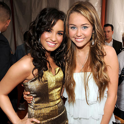 Na mat ria a revista fala o motivo da Demi Lovato ser amiga da Miley