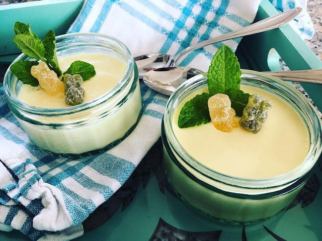 zwei Gläser Zironendessert mit Löffelchen auf einem Tablett