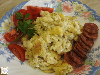 Reteta jumari din oua cu branza prajite rapid la tigaie retete omleta scrob mancare de casa pentru mic dejun carnati salata,