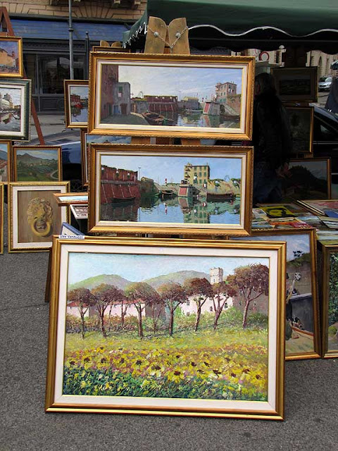 Quadri al mercatino della domenica in piazza Cavour, Livorno