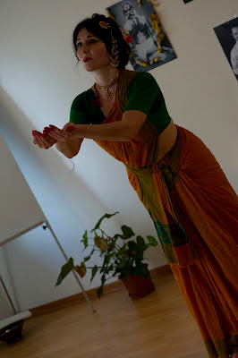 Marialuisa Sales “IL TEMPIO DELL’UOMO” Conferenza - SpettacoloDanza Classica Indiana Bharatanatyam   a cura di Marialuisa Sales  Aspetti storici e simbolici del rito danzato  Kashi Kriya Yoga Centre Perugia, 5 Dicembre 2009, ore 17.00 La conferenza spettacolo alterna l’esecuzione dei brani ad interventi che approfondiscono gli aspetti storici e simbolici della Danza Classica Indiana in relazione alla tradizione Yoga. Il repertorio segue l’impostazione classica del Tanjore Quartet, alternando l’esecuzione delle composizioni classiche (alcune in estratto) a cenni sulle modalità tecnico-compositive dei brani di danza pura (le geometrie delle posizioni), al legame simbolico tra l’arte degli ornamenti, la composizione musicale, i chakra e, non ultime, dettagliate descrizioni della gestualità codificata utilizzata nelle narrazioni.