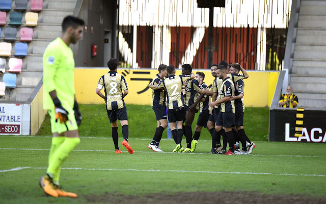 Los jugadores del Barakaldo CF celebran el gol de Babá