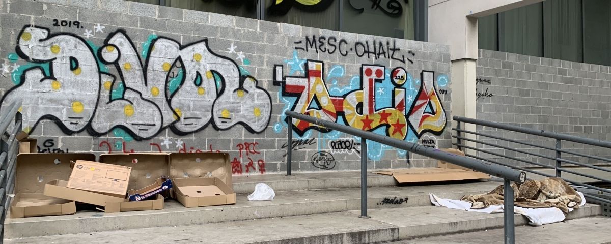 Vallan unas insalubres y problemáticas escaleras del Poble-sec
