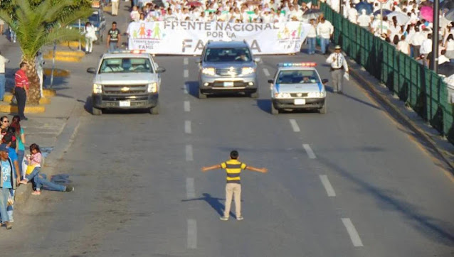 niño de 12 años disiente en una protesta