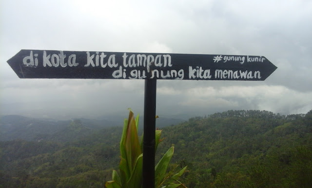 Jalan menuju puncak