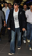 Shahrukh Khan At London Airport Images_04 (shahrukh khan at london airport images )