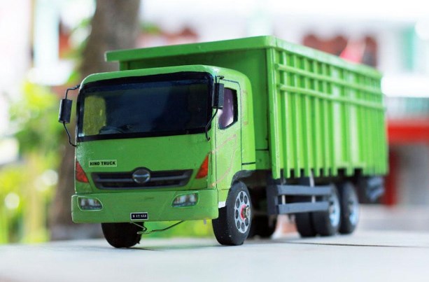 truk miniatur fuso dari kayu warna hijau