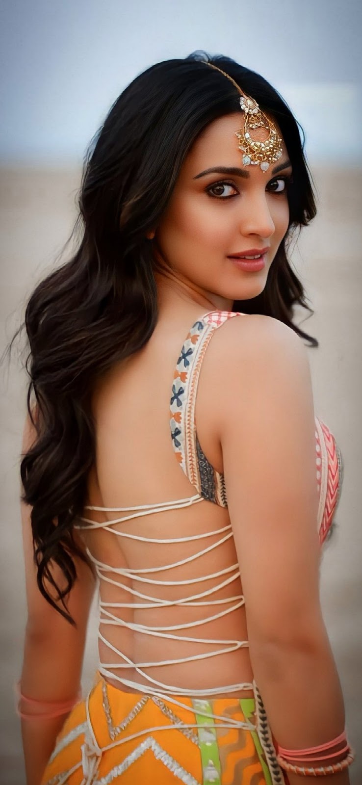 kiara advani saree backless hot bollywood actress