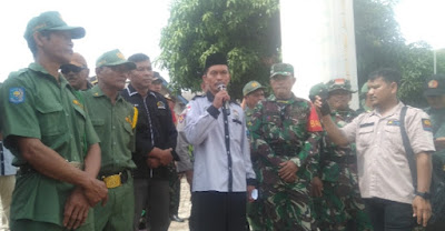 Kades Karya Mukti, Sugito didampingi ketua BPD dan Babinsa menanggapi tuntutan para demonstran