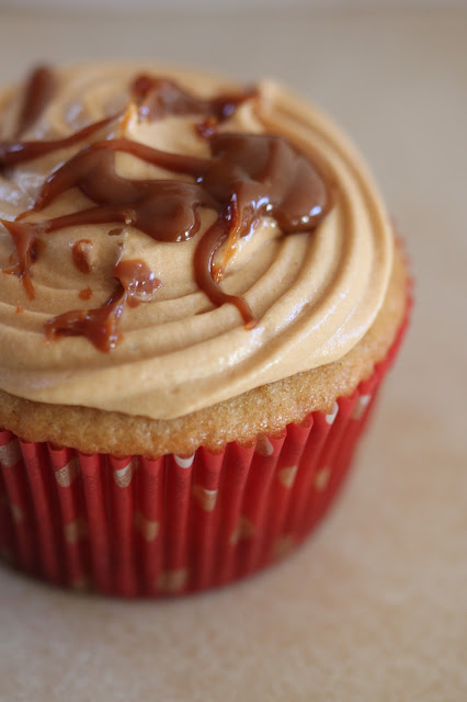 Dulce de Leche Cheesecake-Filled Cupcakes | Tortillas and Honey | #shop