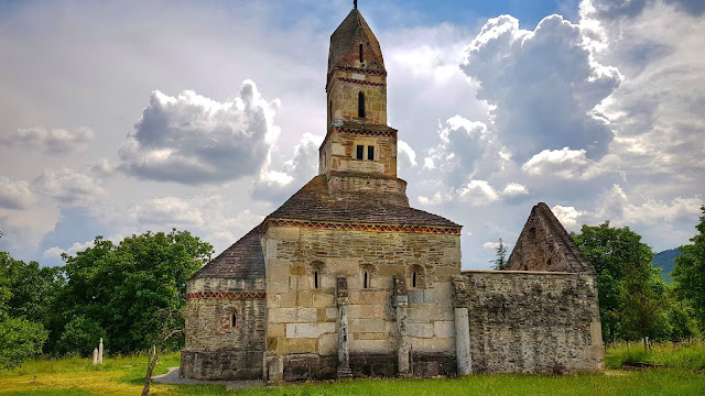 Biserica medievală de piatră Sfântul Nicolae din Densuș