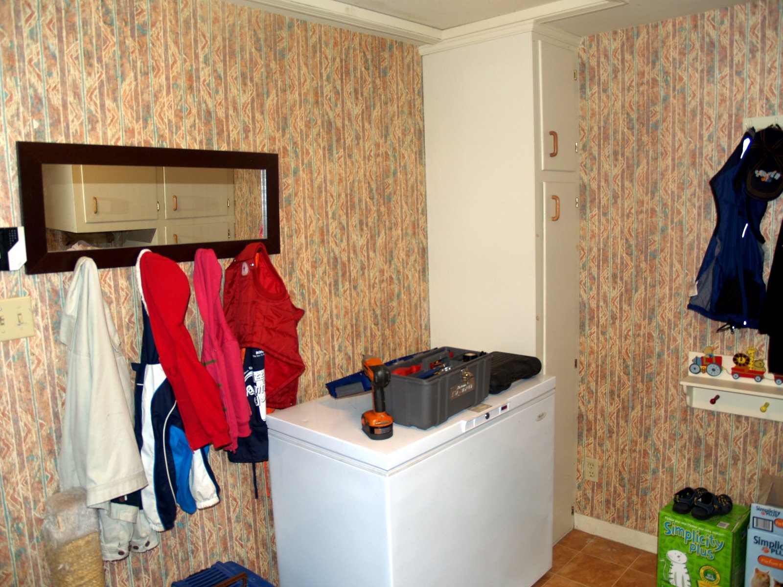 First, a few before shots of the laundry room. Nice wallpaper!