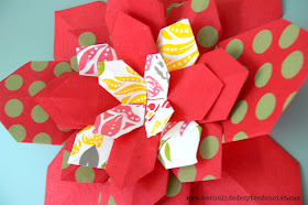 Flor de Navidad hecha con papel origami