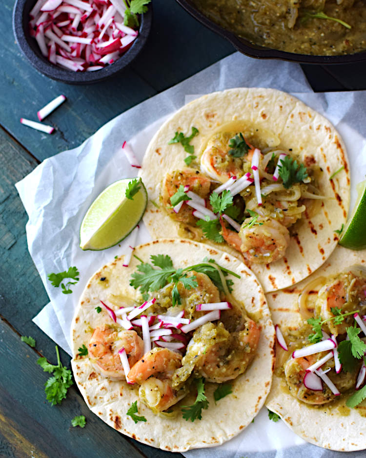 Tacos de camarones en salsa verde de tomatillos