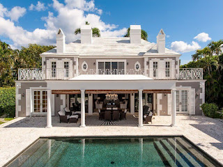 Foto del interior de una mansion al lado del mar en el area metropolitana de Miami