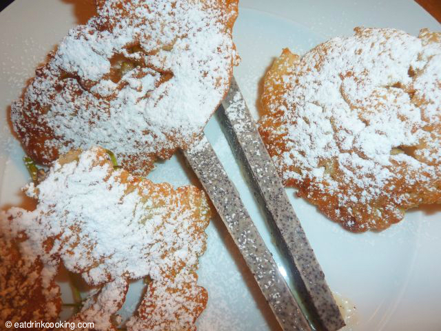 Hollerkücherl ausgebacken mit Mohnparfait und Staubzucker - Hollerküchle - Elderflower Pancakes - Hollerschöberl – Holunderküchle - ausgebackene Holunderblütendolden