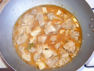 preparare tochitura de porc cu carne si carnati la tigaie, retete romanesti, retete cu porc, preparate din porc, retete culinare de mancare traditionala,