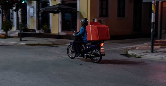 Όπως επισημαίνει σε ανακοίνωση, «η ανάγκη τήρησης των προβλεπόμενων μέτρων προστασίας, υγιεινής και ασφάλειας των διανομέων, είναι επιτακτική».