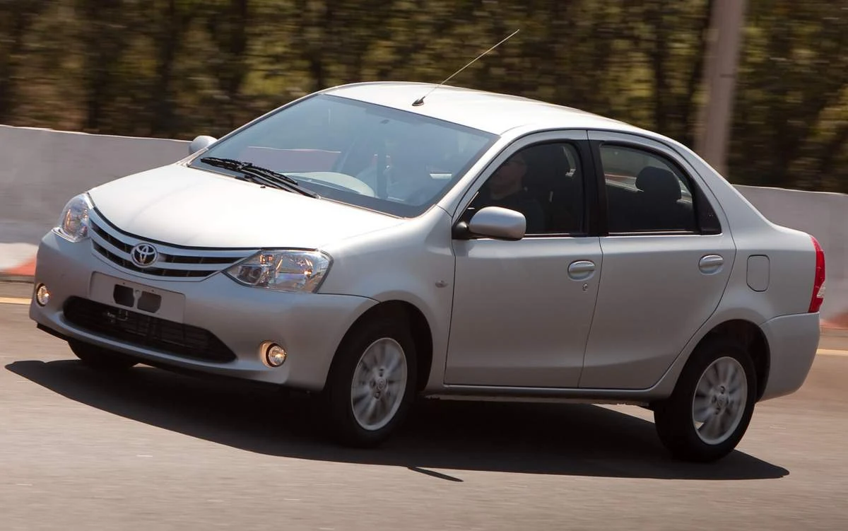 Polo Sedan 2014 x Toyota Etios Sedan 