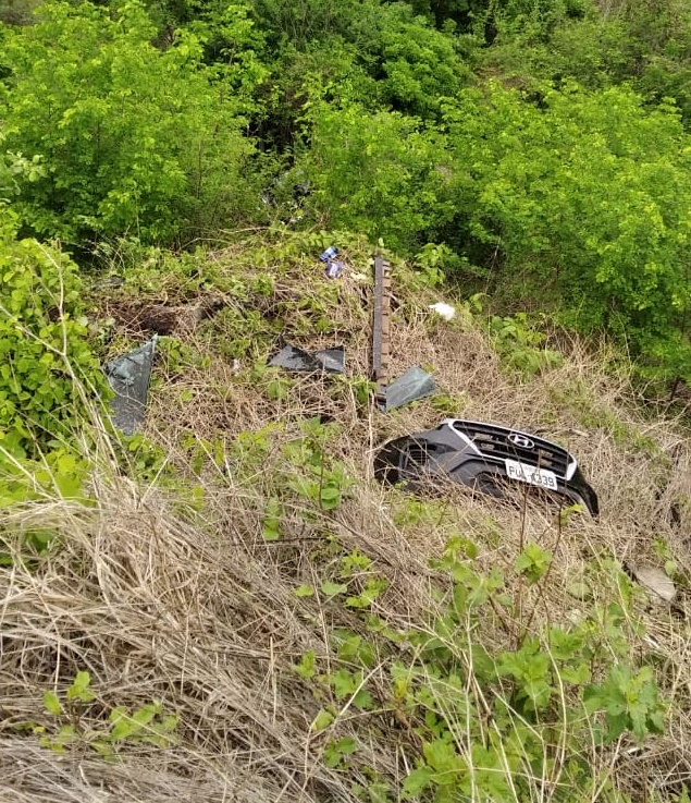 Carro cai em abismo na curva da pedra d`água na BR 222 no município de itapajé