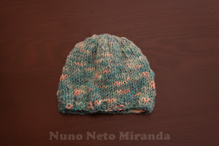 alt="handspun yarn, knitted hat, handyed, gorro em tricot, fiado manualmente., tingido manualmente"