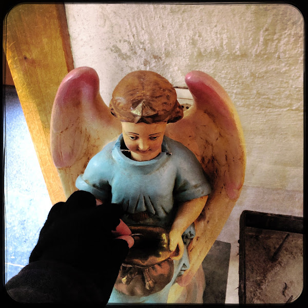 Tot collectebus omgetoverd beeldje van engel, H. Andreaskerk, Zevenaar