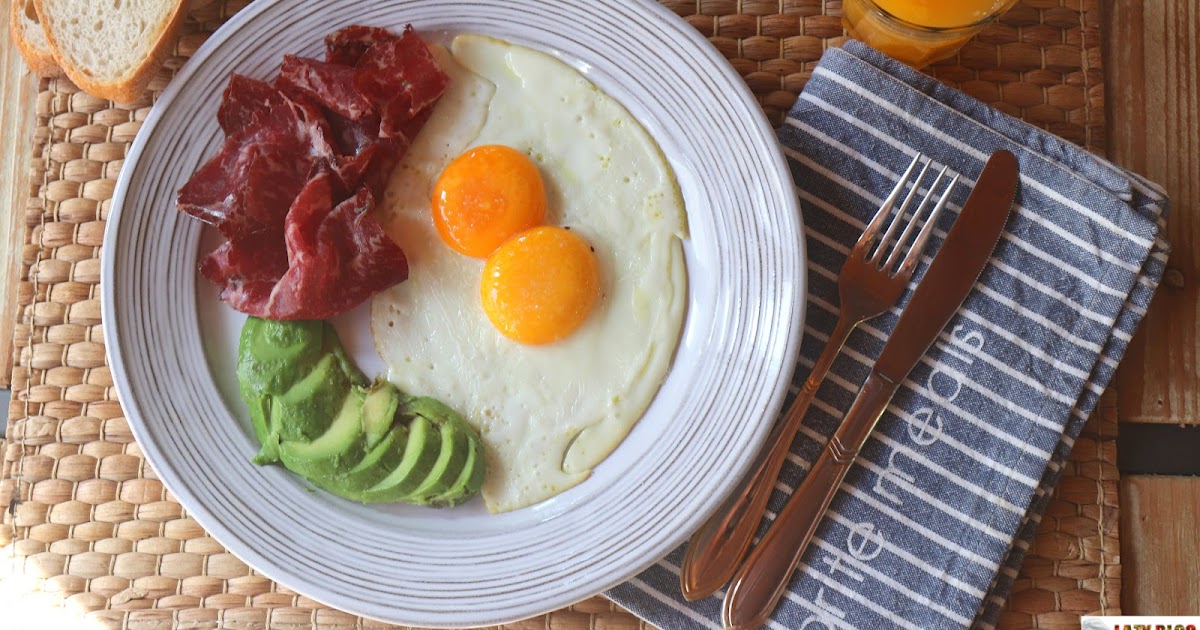 Huevos a la perfectos con aguacate y cecina, saludable de desayuno para un domingo familia