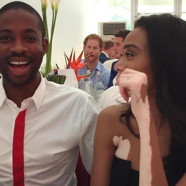 27 Hilarious Pictures Of Celebrities Photobombing Common People