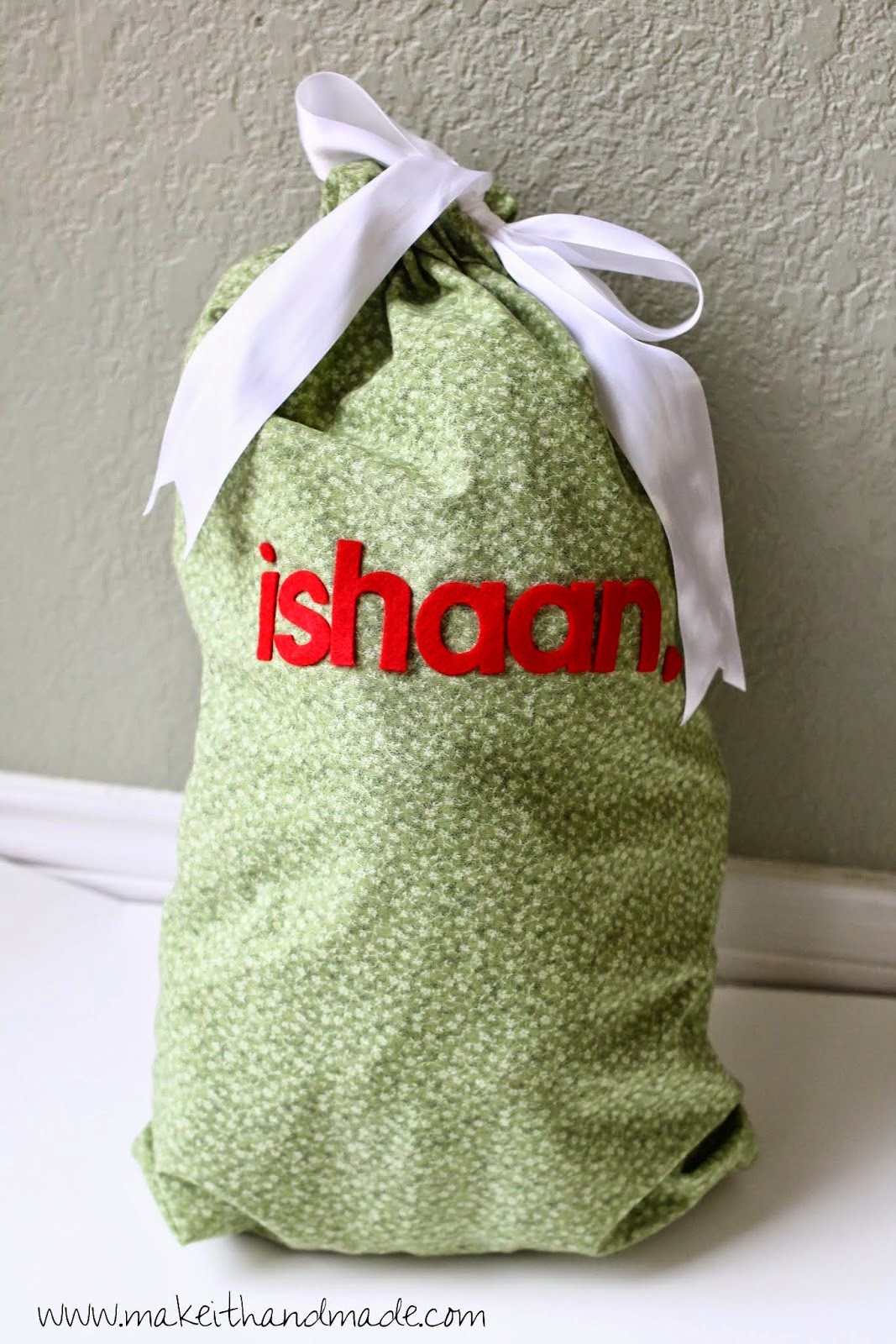 ... gift bags. Get the free sewing tutorial for the Reusable Gift Bag over