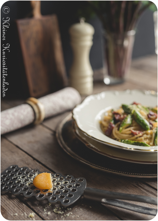 Spaghetti mit Spargelcarbonara und gebeiztem Eigelb