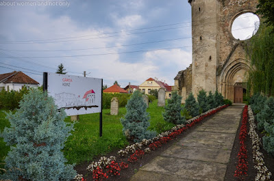 Se purta imbracaminte monahala alba cu scapular negru.