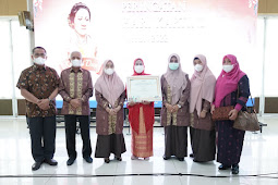 Bupati Asahan Dampingi Kartini Menerima Penghargaan Perempuan Berprestasi Dibidang Kesehatan dari Ibu Negara 