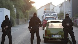 Ένα άτομο είναι νεκρό, ο βομβιστής, και ακόμη 12 έχουν τραυματιστεί, εκ των οποίων οι τρεις σοβαρά σύμφωνα με την ενημέρωση των αρχών της Γε...