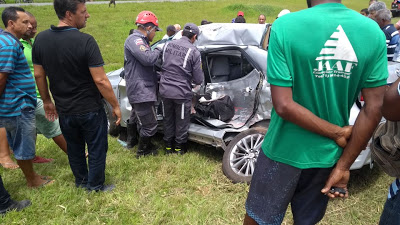 Acidente entre carro e caminhão deixa feridos na 'Praia do Dendê' em Santo Antônio de Jesus