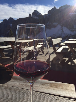 Salmon starter and glass of wine at Jimmy Hütte.