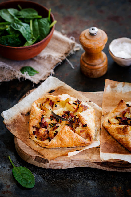 Carrés feuilletés aux pommes de terre, lardons et fromage à raclette