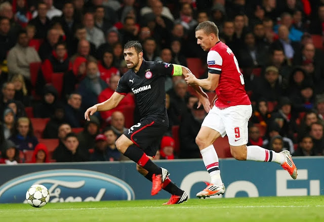 Giannis Maniatis in action with Lukas Podolski.