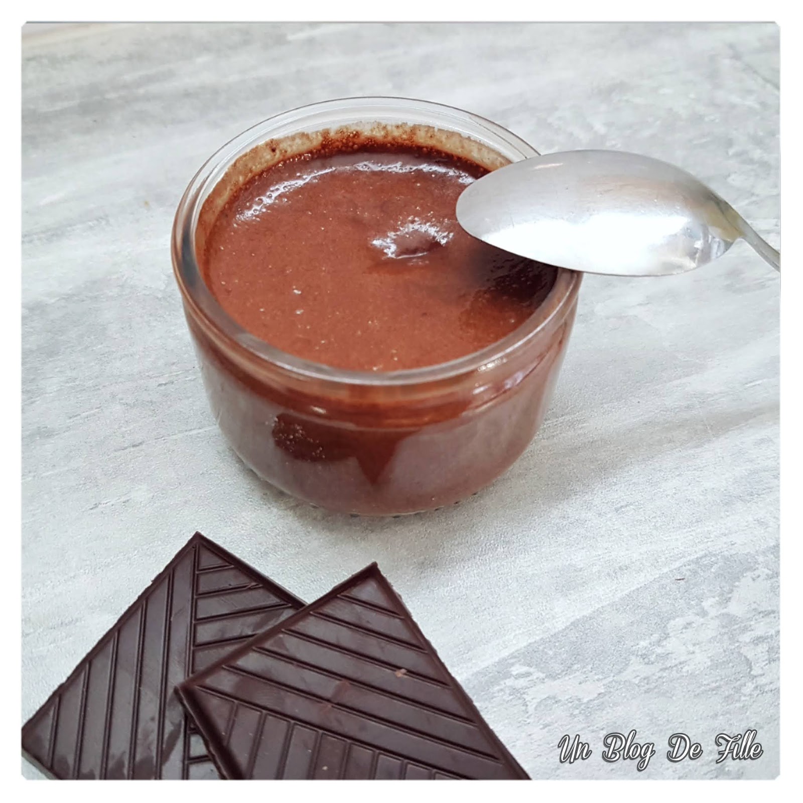 http://www.unblogdefille.fr/2020/05/recette-mousse-au-chocolat-vegan-jus-de.html