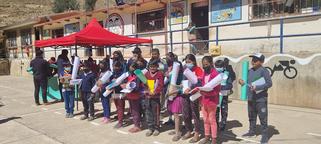 Glücklich und dankbar nahmen die Kinder der Educational Unit von Marcoma das Schulmaterial entgegen. Potosí - Bolivien. Los niños de Marcoma,  Percka, Ancocala, Quruñi, Yareta Ckasa, y Carretas. Les agradece a todos los donantes y bendiciones!