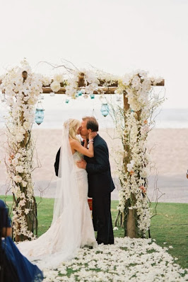 Wedding Arches With Flowers to Delight Any Bride